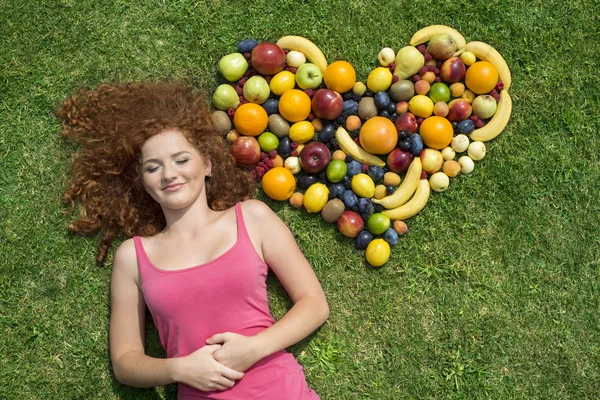 Chica con fruta —  Fotos de Stock