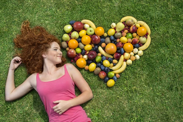 Meisje met fruit — Stockfoto
