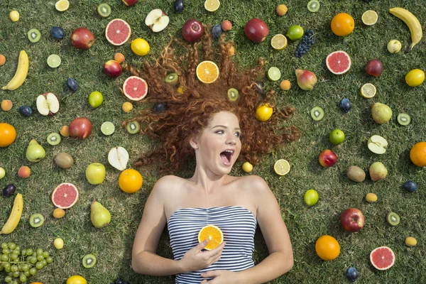 Meisje met fruit — Stockfoto