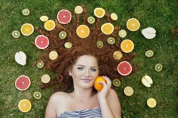 Mädchen mit Früchten — Stockfoto