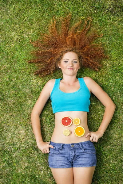 Menina com fruta — Fotografia de Stock