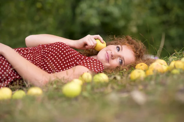 Flicka med äpple — Stockfoto