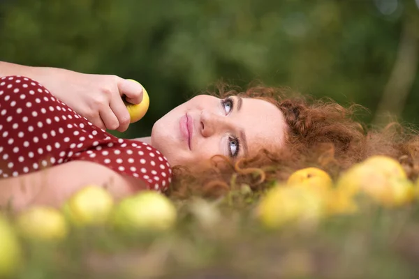 Elma ile kız — Stok fotoğraf