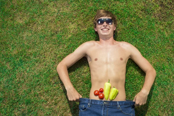 Man med grönsaker — Stockfoto