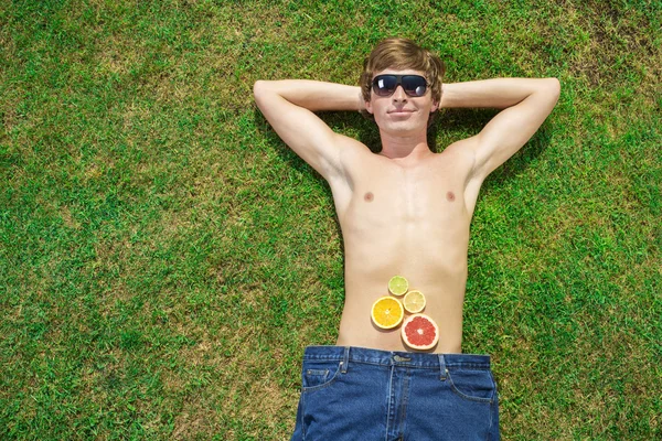 Hombre con fruta —  Fotos de Stock