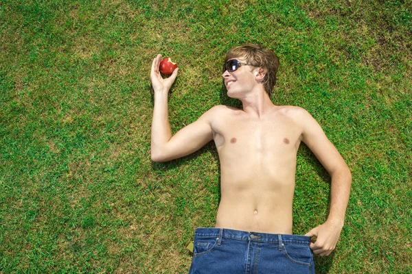 Man med frukt — Stockfoto