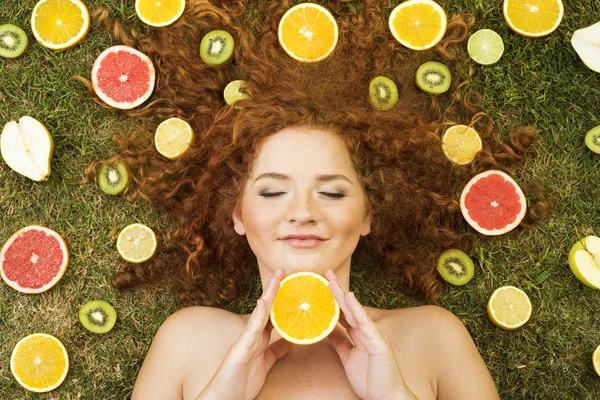 Chica con fruta —  Fotos de Stock