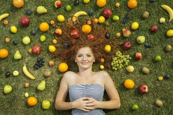 Dívka s ovocem — Stock fotografie