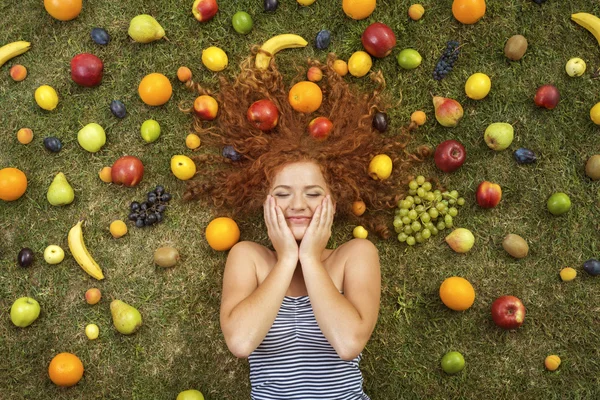Девушка с фруктами — стоковое фото