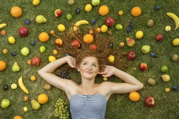 Дівчина з фруктами — стокове фото