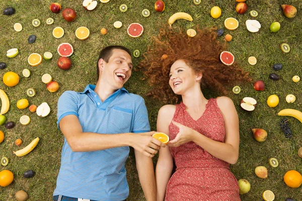 Casal com frutas — Fotografia de Stock