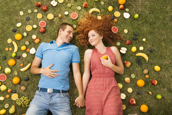 Casal com frutas — Fotografia de Stock