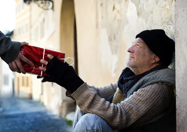 Geschenk für Obdachlose — Stockfoto