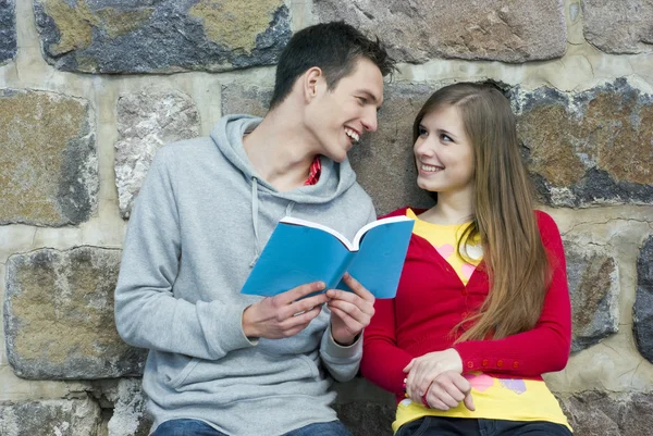 Estudantes com livro — Fotografia de Stock