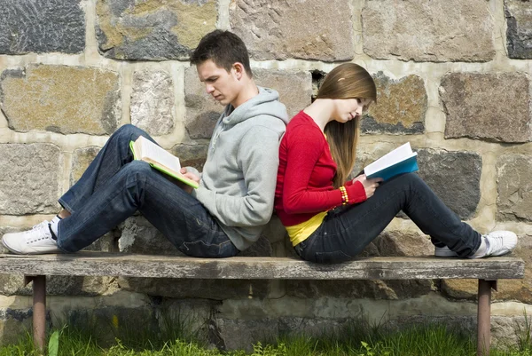 Estudantes com livros — Fotografia de Stock