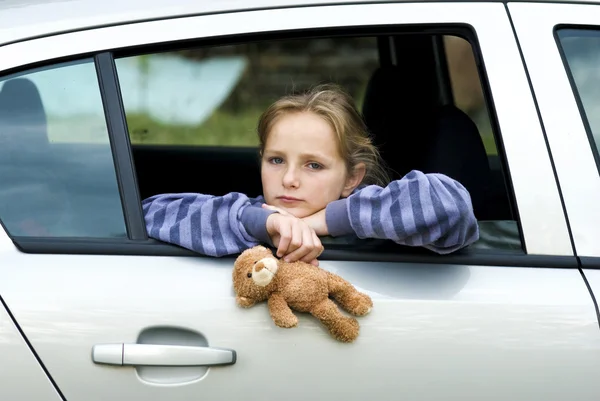 Smutna dziewczyna w samochodzie — Zdjęcie stockowe