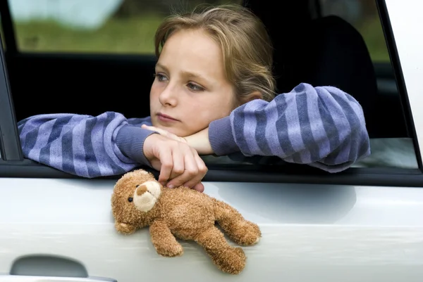 Chica triste en el coche —  Fotos de Stock