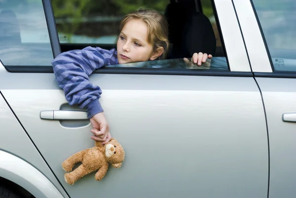 Ledsen flicka i bil — Stockfoto