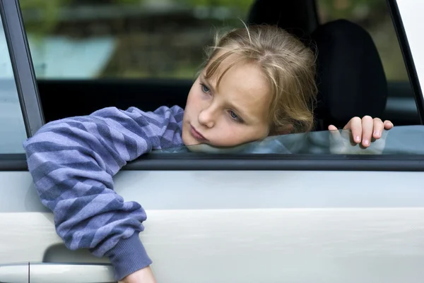 Chica triste en el coche — Foto de Stock