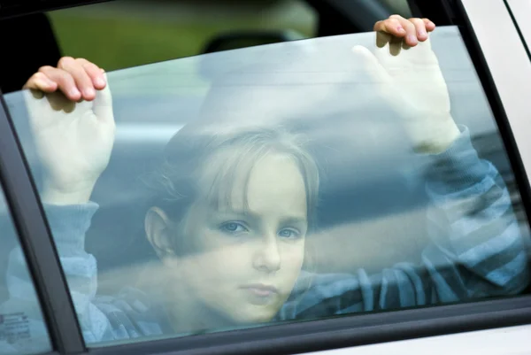 Smutna dziewczyna w samochodzie — Zdjęcie stockowe