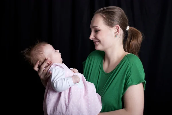 Baby med mamma — Stockfoto