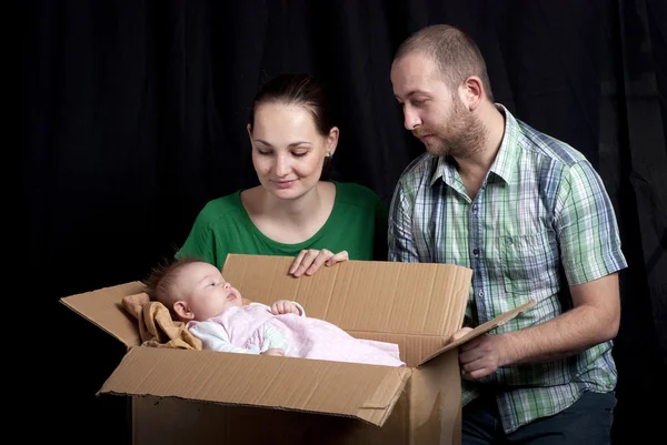 Bebê na caixa — Fotografia de Stock
