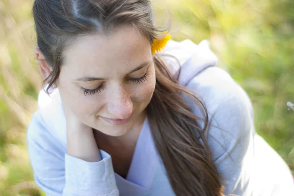 Meisje met bloem — Stockfoto