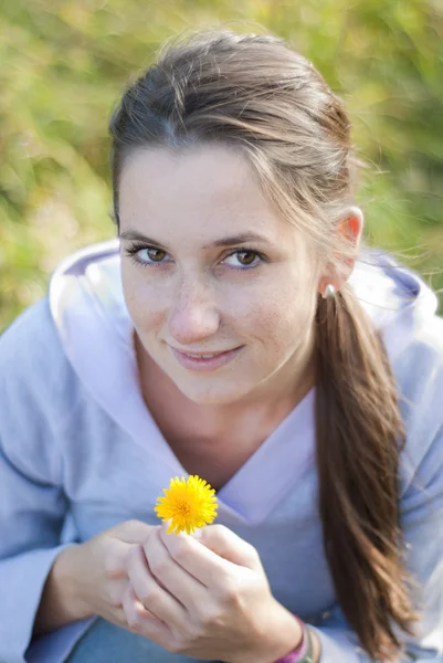 Meisje met bloem — Stockfoto