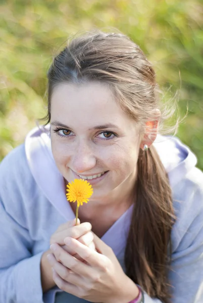 Flicka med blomma — Stockfoto