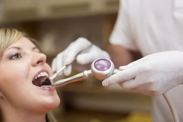 Mujer en el dentis — Foto de Stock