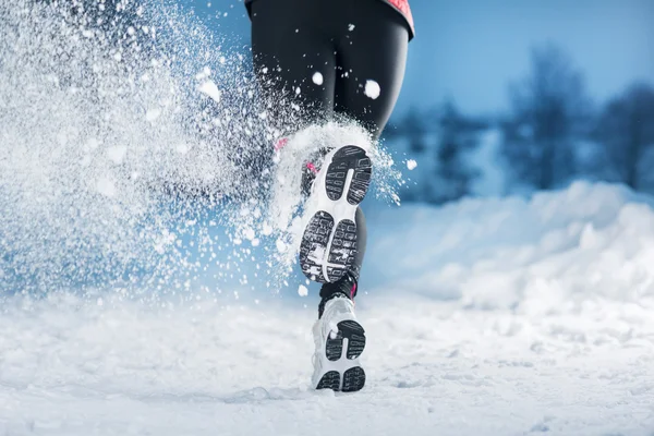 Mujer corriendo de invierno — Foto de Stock