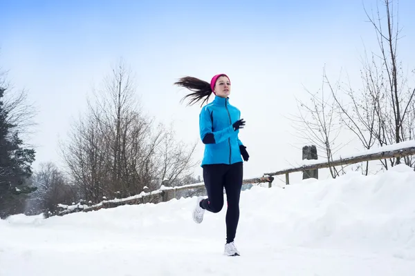 Winter lopende vrouw — Stockfoto