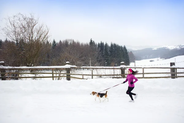 Frau läuft im Winter — Stockfoto