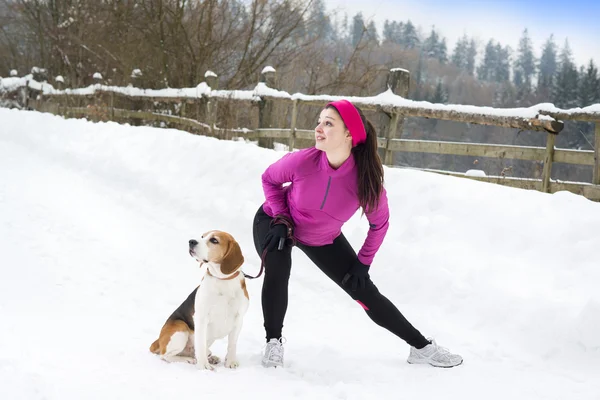 Frau läuft im Winter — Stockfoto