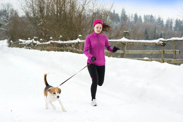 Vrouw uitgevoerd in de winter — Stockfoto