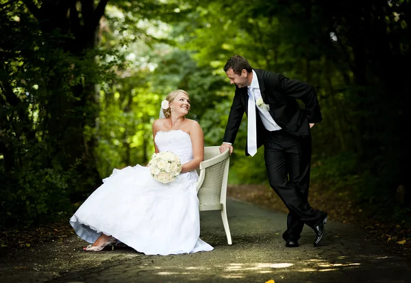 Outdoor bruiloft portretten — Stockfoto