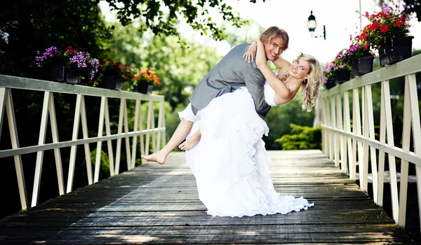 Schönes Hochzeitspaar — Stockfoto