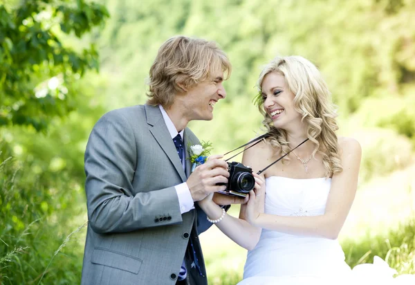 Schönes Hochzeitspaar — Stockfoto