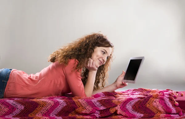 Menina com tablet — Fotografia de Stock