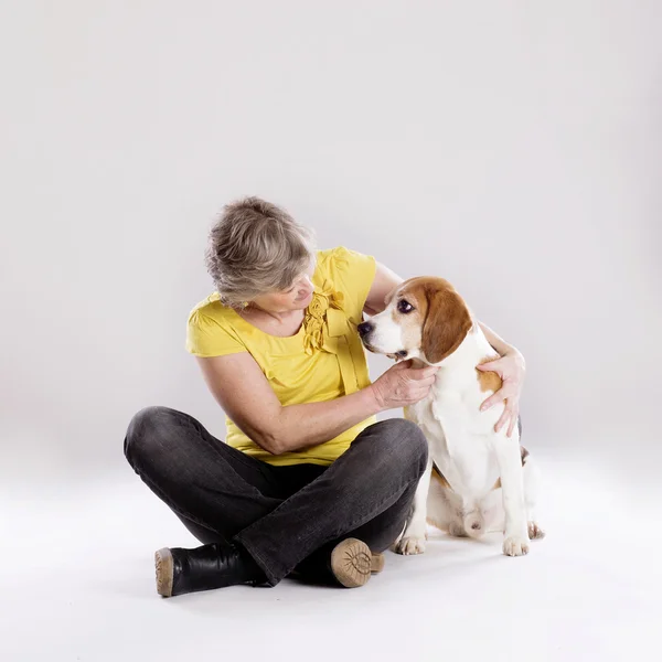 강아지와 고위 여자 — 스톡 사진