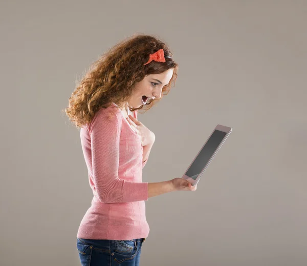 Meisje met Tablet PC — Stockfoto