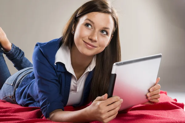 Menina com tablet — Fotografia de Stock