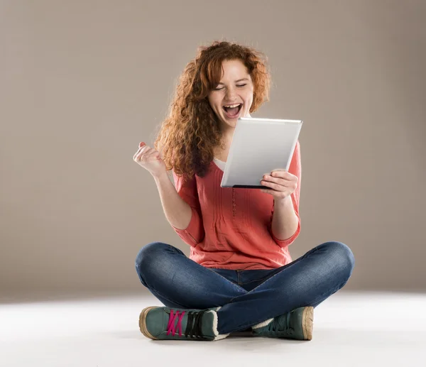 Meisje met Tablet PC — Stockfoto