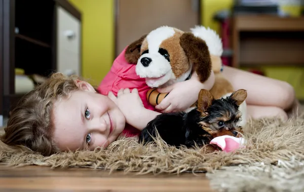 Klein meisje en puppy — Stockfoto