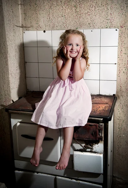 Little girl on the cooker — Stock Photo, Image