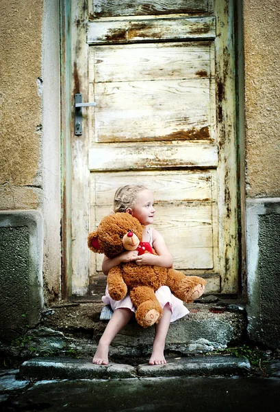 Dívka s její teddy — Stock fotografie