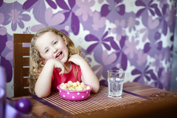 Liten flicka äter — Stockfoto