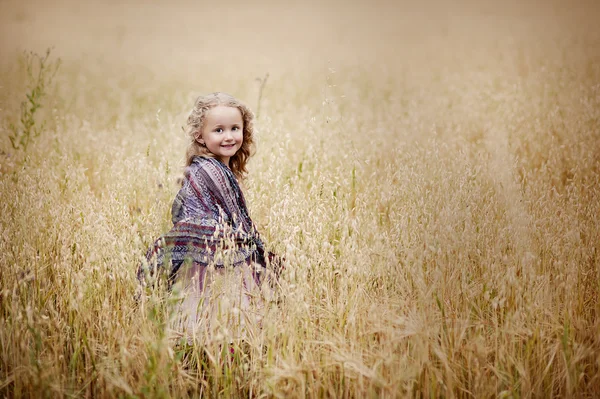 Bambina nel campo — Foto Stock