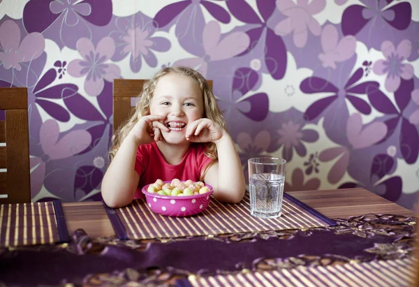 Маленькая девочка ест — стоковое фото