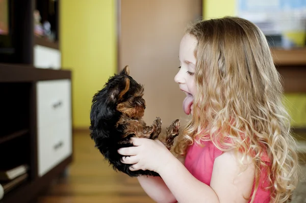 Klein meisje en puppy — Stockfoto